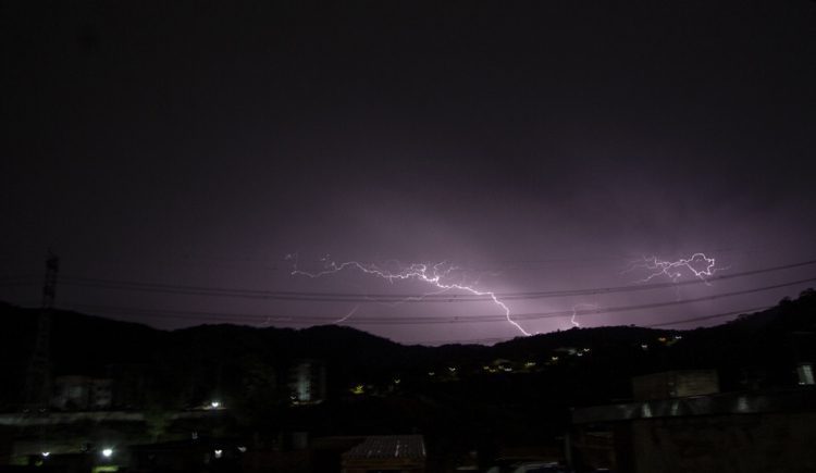 Nuvens escuras encobrem o céu na zona norte de SP